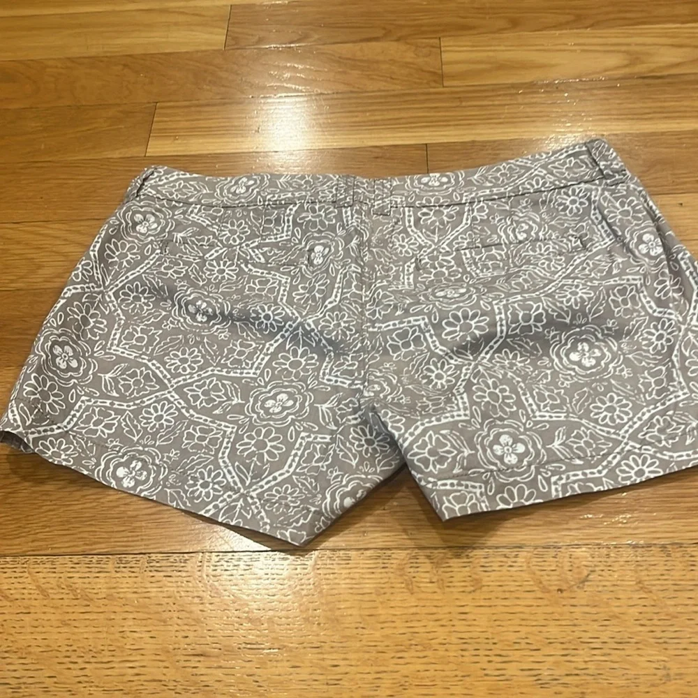 Old navy women’s floral shorts size 6 petite.